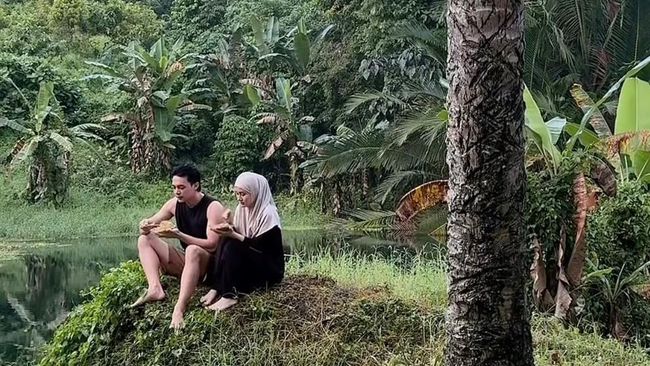 Dinda Hauw diajak kembali ke Desa Rey Mbayar, untuk tinggal di rumah taman yang dikelilingi pegunungan