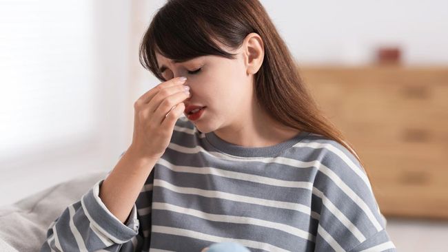 6 Hal yang Dapat Diungkap dari Kebiasaan Orang Berbicara Sambil Menyentuh Hidung