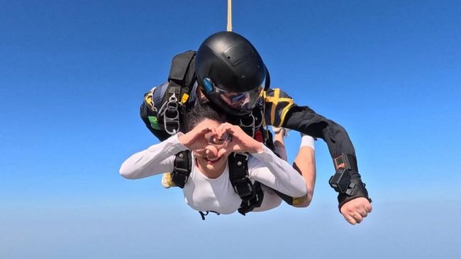 Serunya Febby Rastanty Terjun Payung di Dubai, Potret Ini Tantang Adrenalin