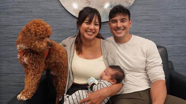 Potret Aurelie Moeremans & Tyler Bigenho Mengambil Peran Baru sebagai Orang Tua
