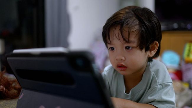 Inilah yang terjadi pada otak anak jika sering menonton tayangan pendek, menurut dokter