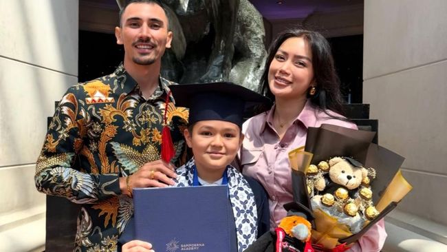 Momen El Barack, Anak Jessica Iskandar Lulus SD Ditemani Ayahnya, Intip Potretnya