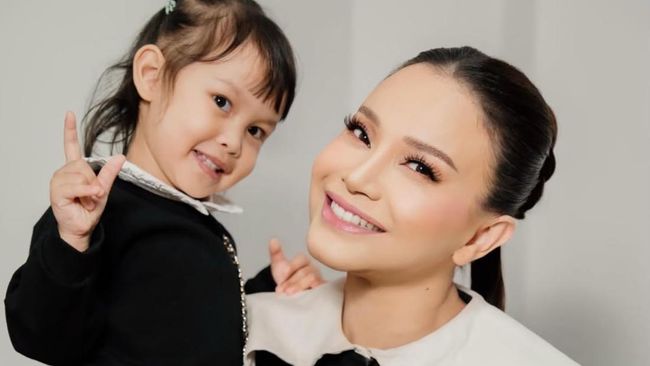 5 Potret Manis Raina Anak Kedua Rossa Curi Perhatian & Bikin Netizen Penasaran