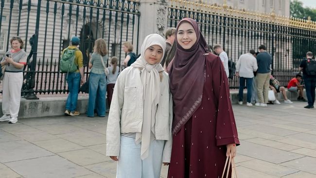 5 Potret Oki Setiana Dewi & Putri Sulung Liburan di London, Ajak ke Kampus UCL
