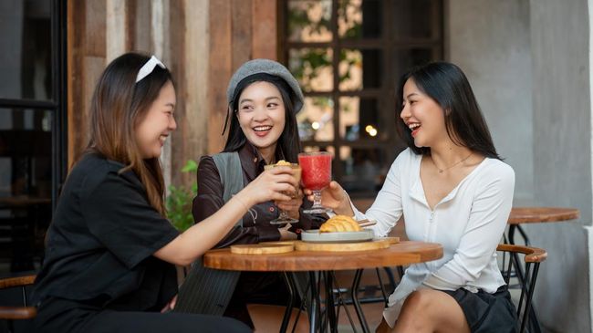 Bukan Soal Penampilan, Ini 7 Kebiasaan yang Bikin Seseorang Makin Menarik
