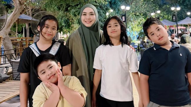 Potret Oki Setiana Dewi dan Anak-anak Kembali ke Mesir